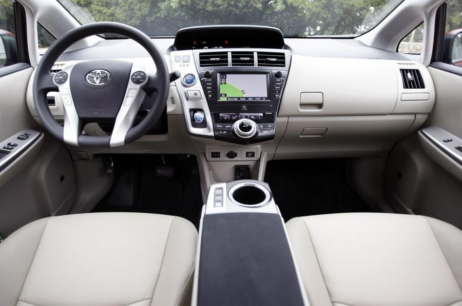  Toyota Prius V 2011 года  (фото 178 из 208)